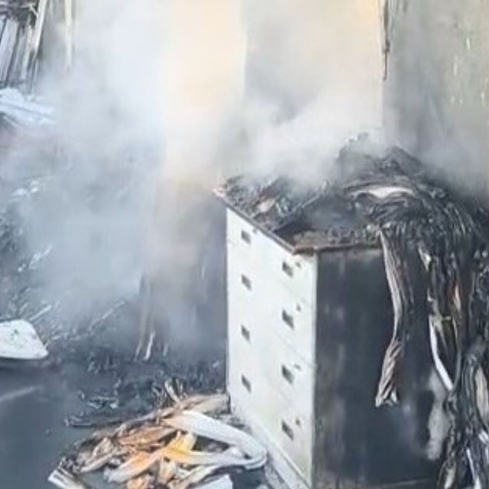 પ્લાસ્ટિકના કારખાનામાં ભીષણ આગ.:​જૂનાગઢ GIDC-2 માં આવેલી માધવ પ્લાસ્ટિકની ફેક્ટરીમાં ભીષણ આગ: ફાયર ફાઈટરોએ ભારે જહેમત બાદ આગ પર કાબૂ મેળવ્યો, જાનહાનિ ટળી.