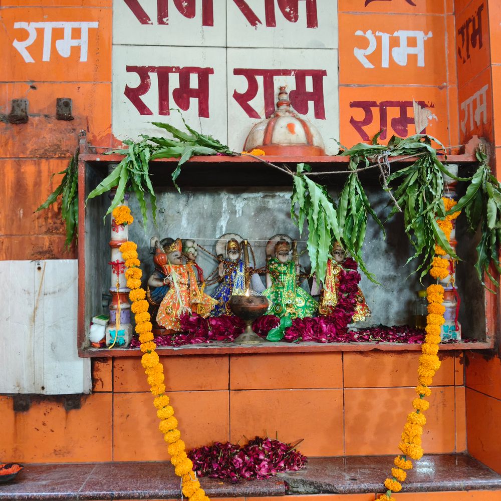 કાલુપુર ટંકશાળમાં હનુમાન જયંતિ ઉજવાઈ:જહાંપનાની પોળના રહીશોએ મંદિરે આરતી કરી, પ્રસાદ વહેંચ્યો