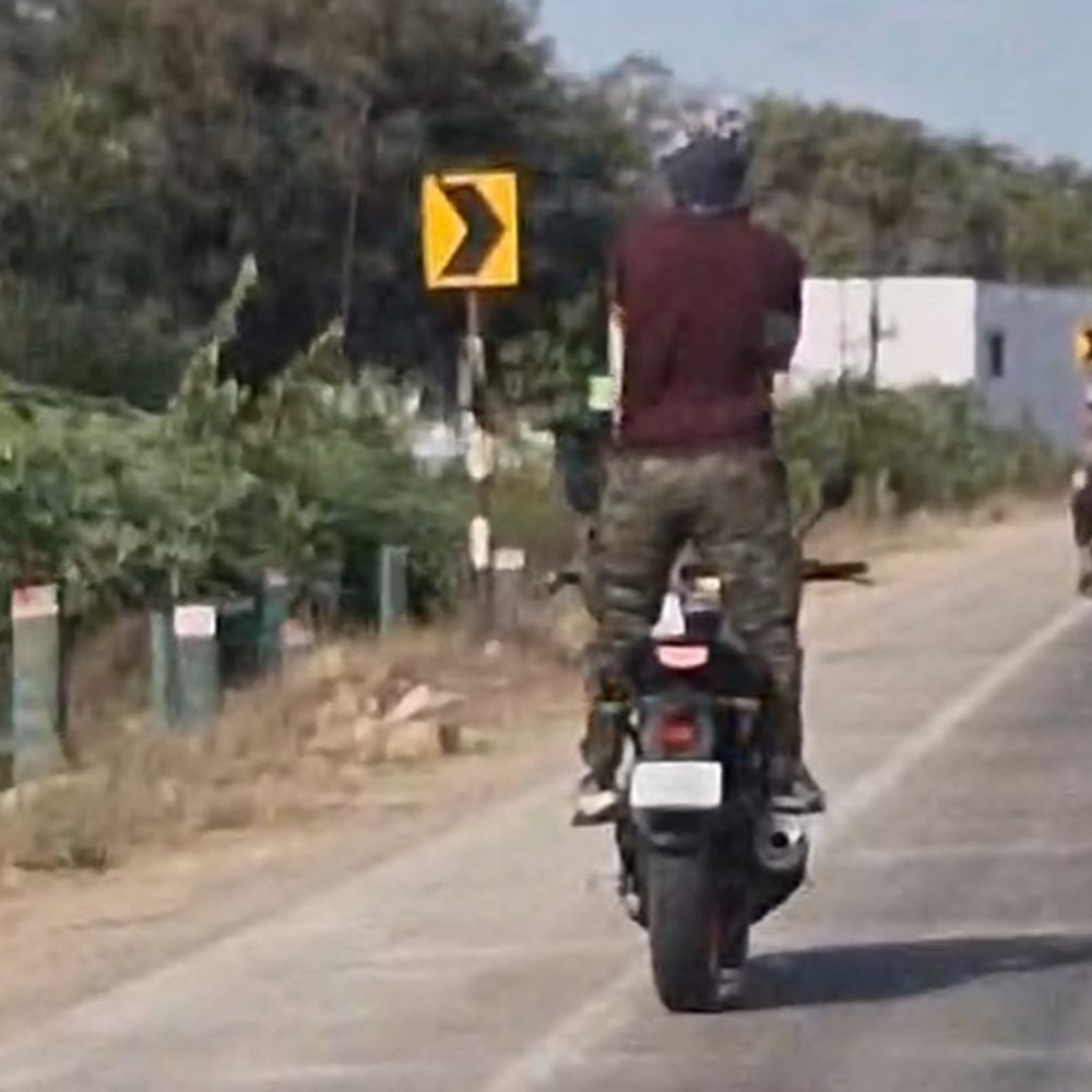 સોમનાથ-ભાવનગર નેશનલ હાઇવે પર જોખમી સ્ટંટ કરવો યુવકને ભારે પડ્યો:પોલીસે સ્ટંટબાજની અટકાયત કરી બાઈક કબ્જે કરી