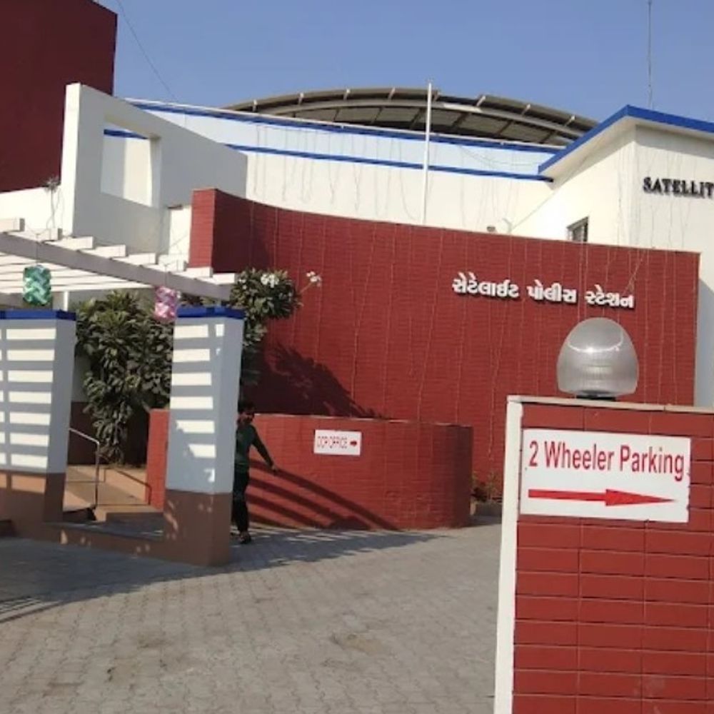 પાન પાર્લર માલિક વિરુદ્ધ ફરિયાદ:જમીનના સોદામાં વચ્ચે રહેલા વ્યક્તિને 8 કરોડની લેતીદેતીમાં માર માર્યો, સગીરને સિગરેટ વેચતા પોલીસ ફરિયાદ