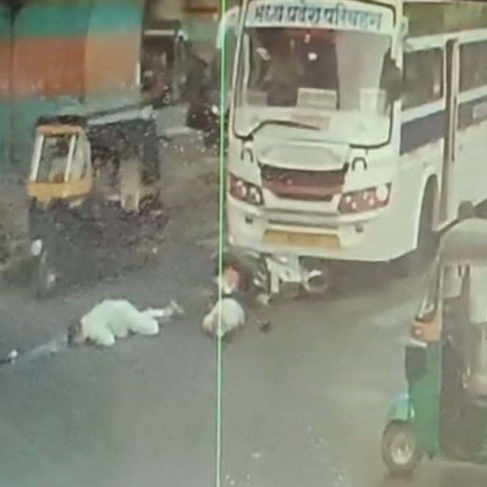 આધેડ 5 ફૂટ દૂર ઉછળીને પટકાયા, CCTV:પરવત પાટીયામાં MP રોડવેઝની બસનો કહેર, કેમિકલ વેપારીનું કરુણ મોત; અન્ય એક ઈજાગ્રસ્ત