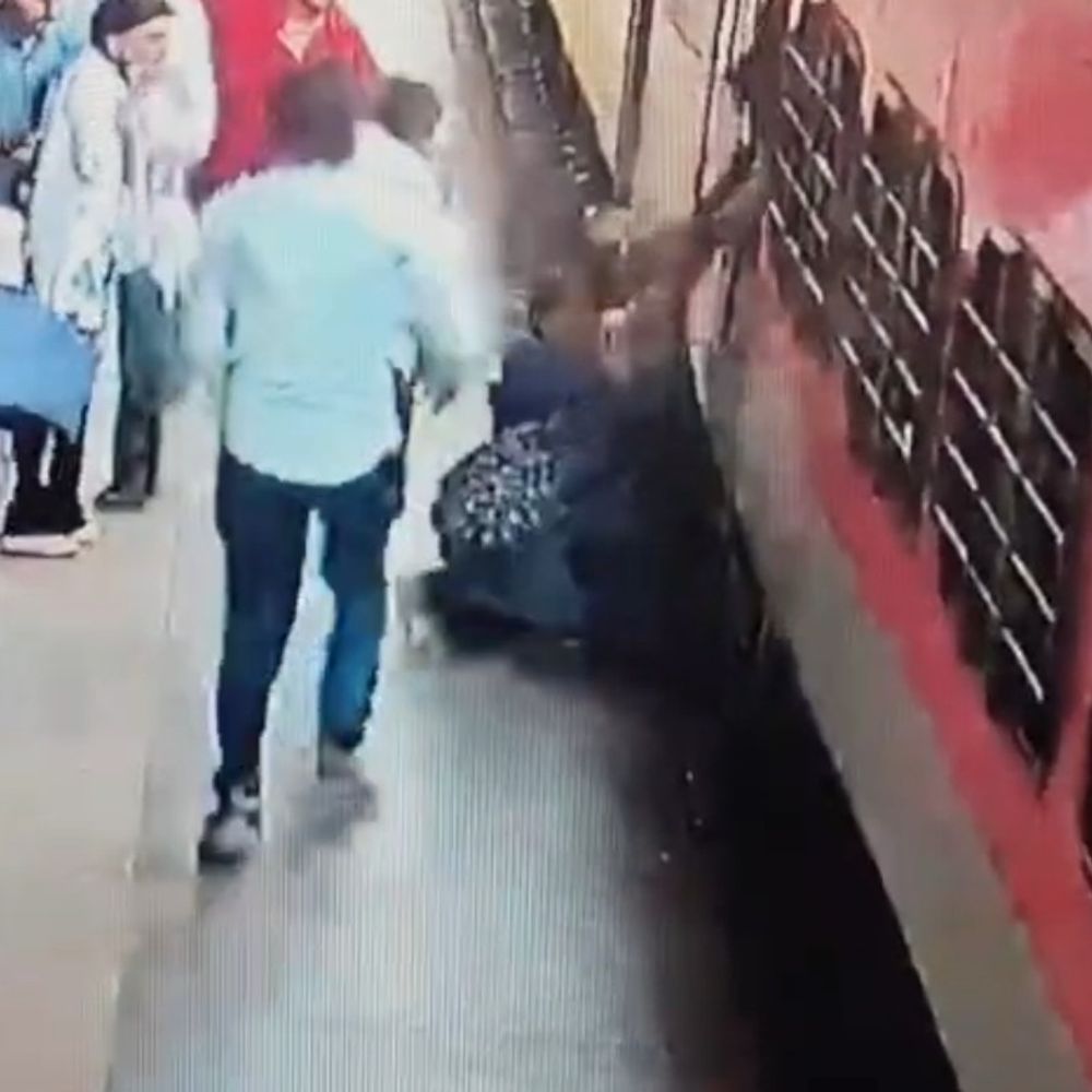 ચાલુ ટ્રેને ચડવા જતાં મહિલા પ્લેટફોર્મ પર પટકાઈ, CCTV:ઉતાવળે કોચમાં ચડવાનો પ્રયાસ કરતા સંતુલન બગડ્યું અને પગ લપસ્યો, સુરત રેલવે સ્ટેશન પર GRP જવાનોએ મોતના મુખમાંથી ખેંચી લીધી