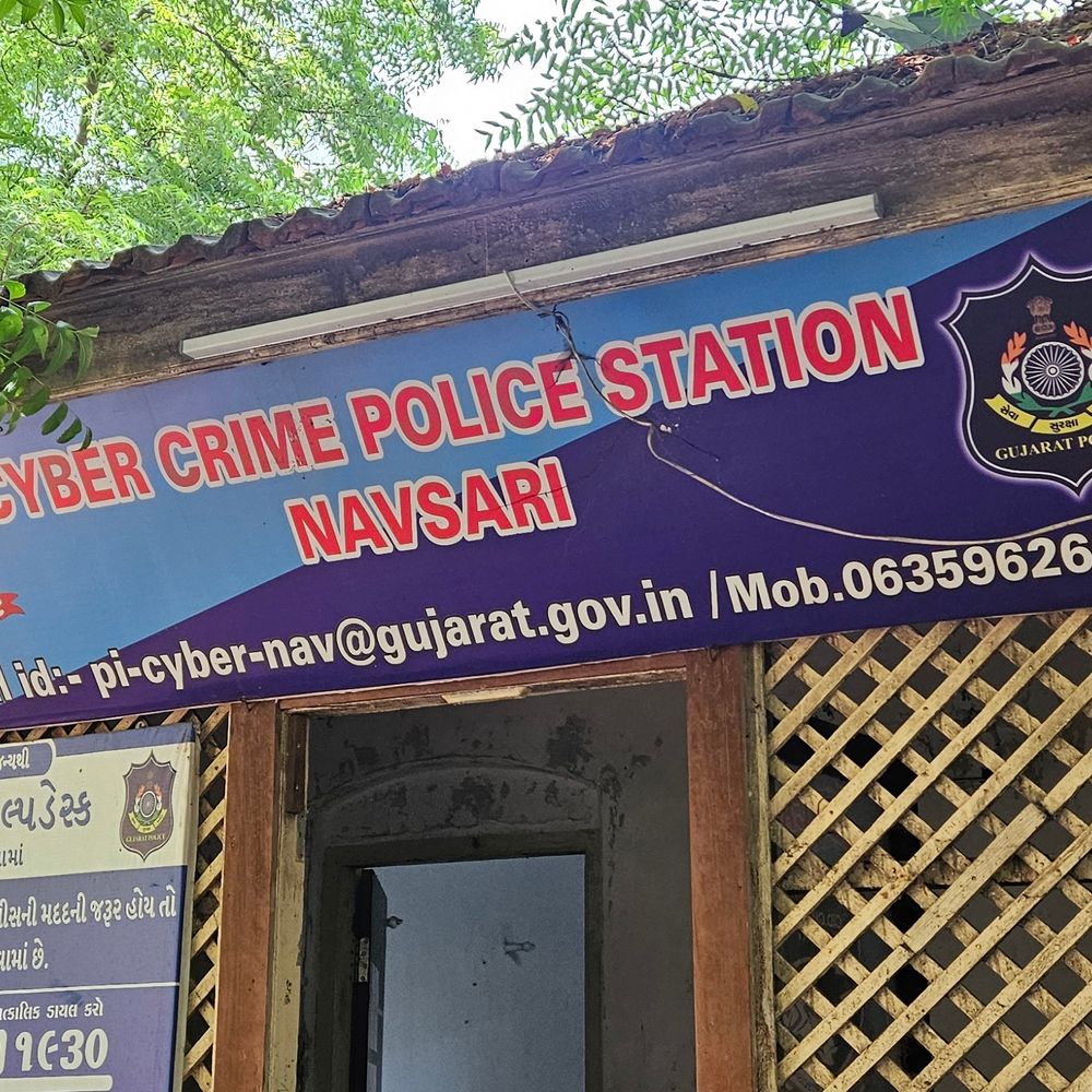 જલાલપોરમાં મહિલાનું વોટ્સએપ હેક:'મારે તાત્કાલિક પૈસાની જરૂર છે' કહી સગા-સંબંધીઓ પાસે પૈસા માંગ્યા,અજાણ્યા ઠગ સામે ગુનો