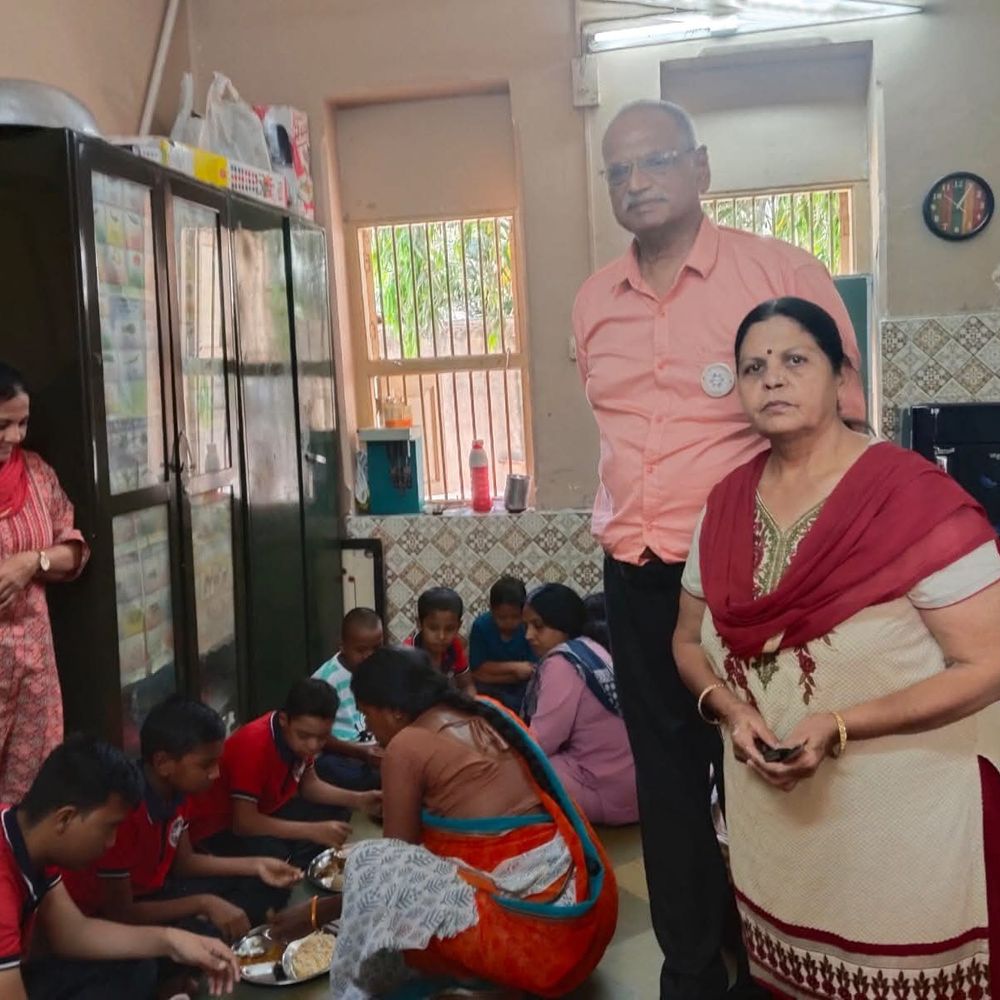 રાહી ફાઉન્ડેશને વર્લ્ડ ઓટિઝમ અવેરનેસ ડે ઉજવ્યો:લર્નિંગ ક્લિનિક સ્કૂલના દિવ્યાંગ બાળકોને ભોજન અને ભેટ અપાઈ