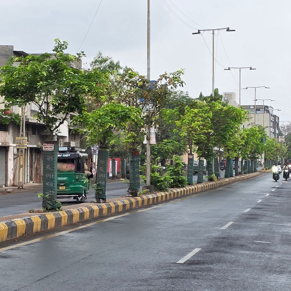 જામનગરમાં વાતાવરણમાં એકાએક પલટો:સવારથી અમીછાંટણા શરૂ, ઉનાળામાં ચોમાસા જેવો માહોલ