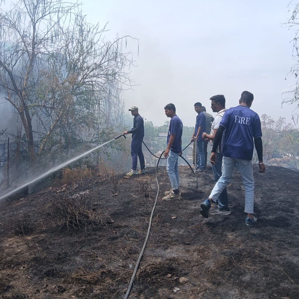 હિંમતનગરમાં રેડક્રોસ ભવન પાછળ આગ:સુકા ઘાસ અને ઝાડના કારણે વધુ પ્રસરી, દૂર-દૂર સુધી ધુમાડાના ગોટેગોટા જોવા મળ્યા; ફાયર ટીમે 5000 લિટરથી વધુ પાણીનો મારો ચલાવી કાબૂમાં લીધી