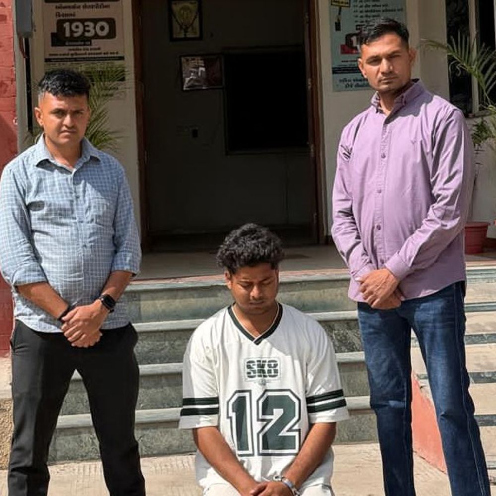 પિસ્ટલ-કારતૂસ સાથે પકડાયેલો શખસ મર્ચન્ટ નેવીનો ઓફિસર નીકળ્યો:3 લાખનો પગાર હોવા છતાં મિત્ર માટે 'ડિલિવરી બોય' બન્યો, લક્ઝરી બસમાં કપડાંની વચ્ચે સંતાડી હેરાફેરી કરતો ઝડપાયો