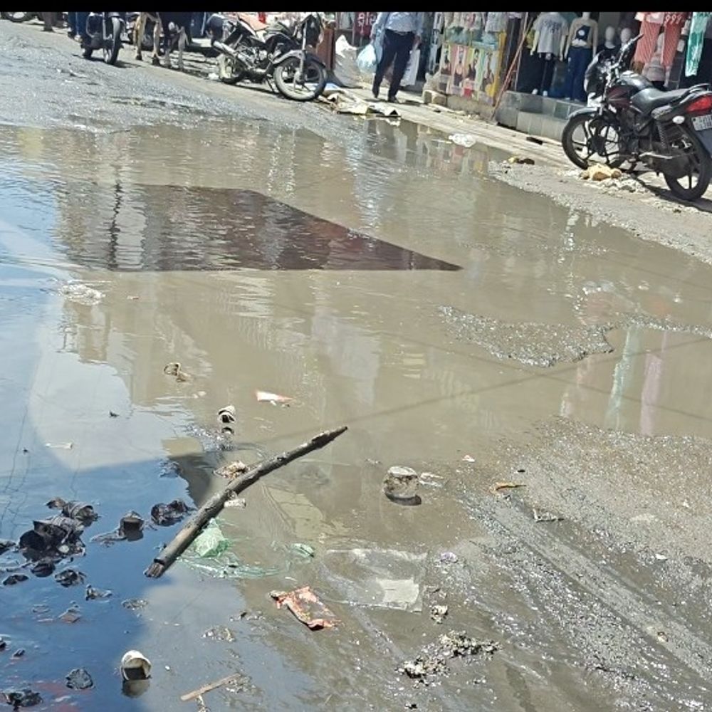 વેરાવળમાં કમોસમી વરસાદથી સુભાષ રોડ પર પાણી ભરાયા:વરસાદી પાણી સાથે ગટરના ગંદા પાણી મિક્સ થતા વેપારીઓ-રાહદારીઓને હાલાકી