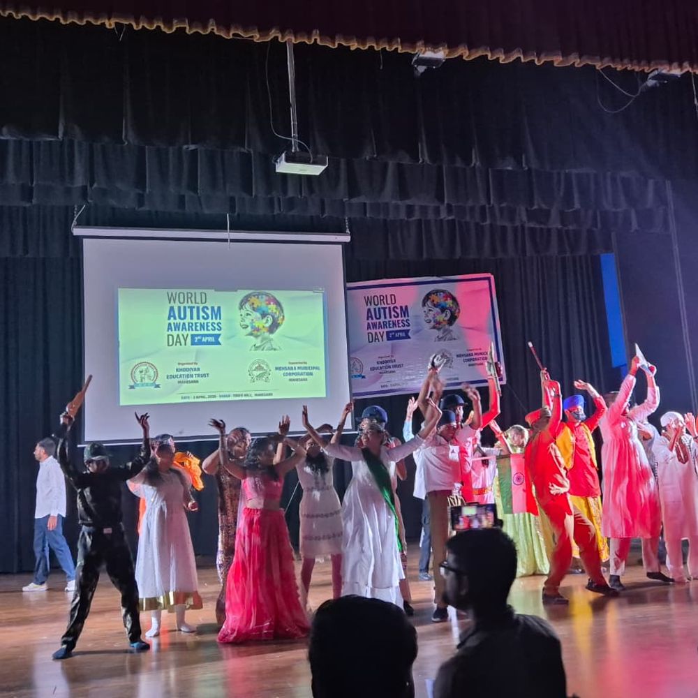 વર્લ્ડ ઓટિઝમ જાગૃતિ દિવસે વિશેષ કાર્યક્રમ યોજાયો:મહેસાણાની દિશા સ્કૂલના દિવ્યાંગ બાળકોની રંગારંગ પ્રસ્તુતીમાં વાલીઓ અભિભૂત થયા