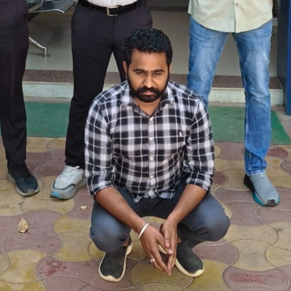 મહીસાગર LCBએ પ્રોહીબિશન ગુનાનો આરોપી ઝડપ્યો:વિરપુર પોલીસ સ્ટેશનમાં નોંધાયેલ કેસમાં ફરાર જગપાલસિંહ ઉર્ફે જોની ચુંડાવત પકડાયો