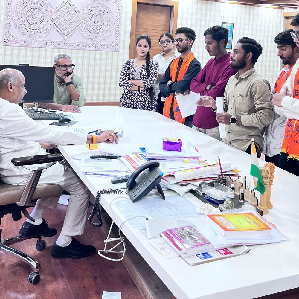 ABVPએ ગોવિંદ ગુરુ યુનિવર્સિટીમાં ગેરરીતિઓ મુદ્દે રજૂઆત કરી:પરીક્ષાના પ્રશ્નપત્રોમાં ભૂલો અને વિલંબનો આક્ષેપ