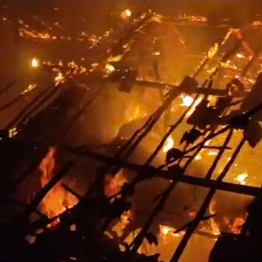 લીમખેડાના માંન્લીમાં મકાનમાં આગ:પરિવાર અને પશુઓ સમયસર બહાર નીકળતા મોટી જાનહાનિ ટળી