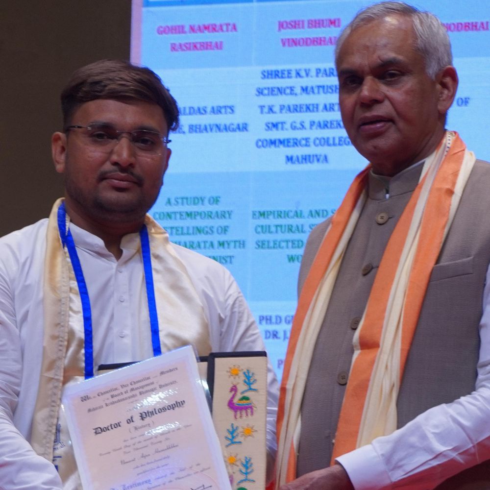 રાજ્યપાલના હસ્તે ડૉ. અર્જુન નિમાવતને PhD ડિગ્રી એનાયત:ઇતિહાસ વિષયક્ષેત્રમાં બોટાદ શહેર પર ઐતિહાસિક સંશોધન કર્યું