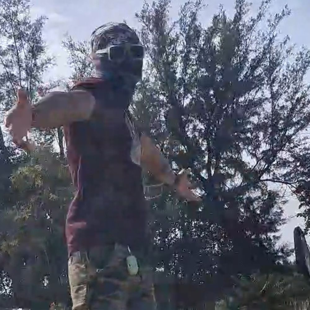 સોમનાથ-ભાવનગર NH પર જોખમી સ્ટંટ, વીડિયો વાઈરલ:વેરાવળના કાજલી યાર્ડ પાસે બાઈક પર ઊભા થઈ યુવકે ખતરનાક સ્ટંટબાજી કરી, કારચાલકે દૃશ્યો કેમેરામાં કેદ કર્યા