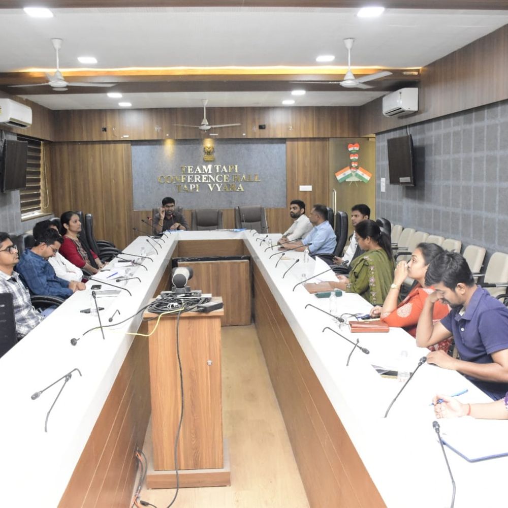 ચૂંટણીને લઈને તંત્ર સજ્જ:તાપી જિલ્લામાં ચૂંટણી તૈયારીઓ તેજ, નોડલ અધિકારીઓ સાથે સમીક્ષા બેઠક