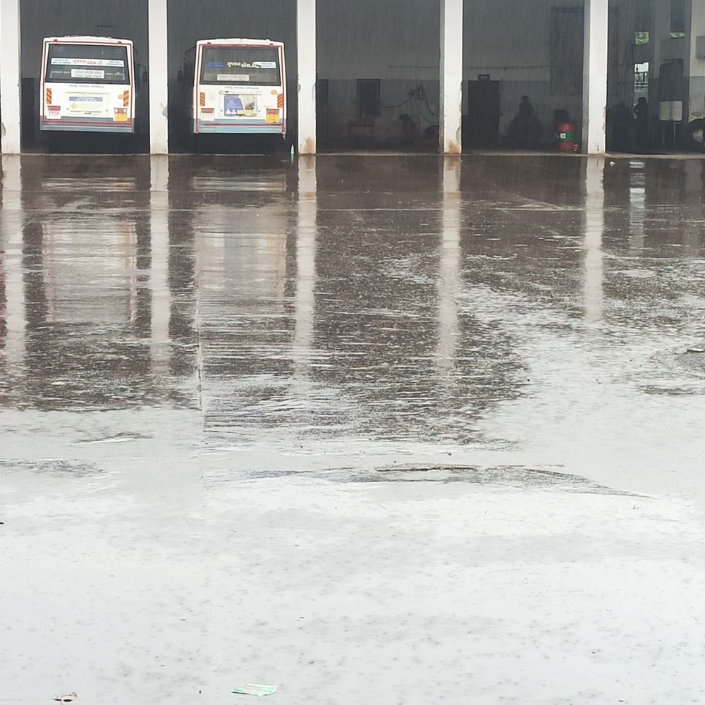 કમોસમી વરસાદને લઈને ખેડૂતો ચિંતામાં મુકાયા:ભર ઉનાળે શહેરમાં સતત બીજા દિવસે ધોધમાર કમોસમી વરસાદ