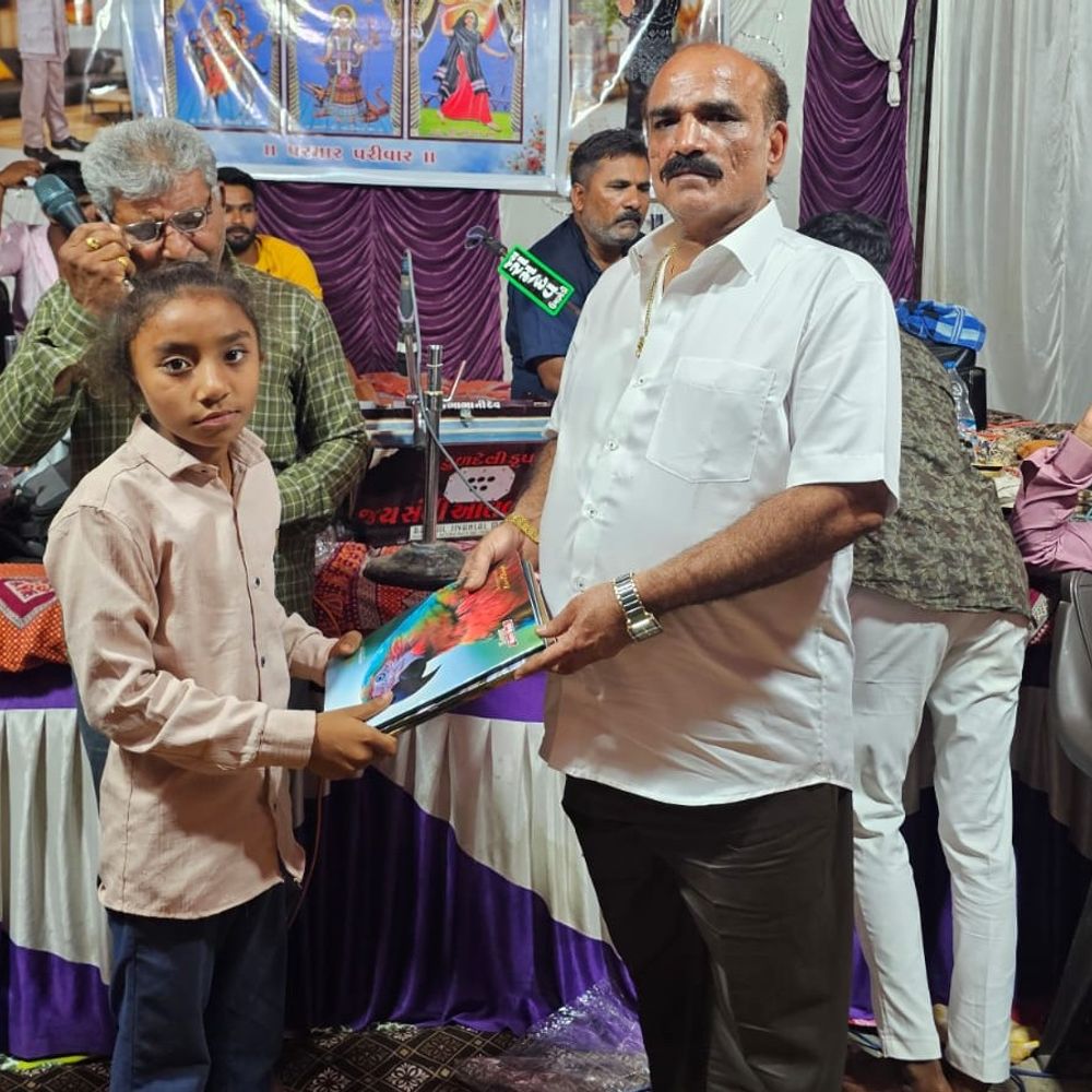 ગઢડાના ઉગામેડીમાં બાળકોને નોટબુક-પેનનું વિતરણ:કોળી સમાજના ઉપાધ્યક્ષે વાલ્મીકી સમાજના કાર્યક્રમમાં શિક્ષણને પ્રોત્સાહન આપ્યું