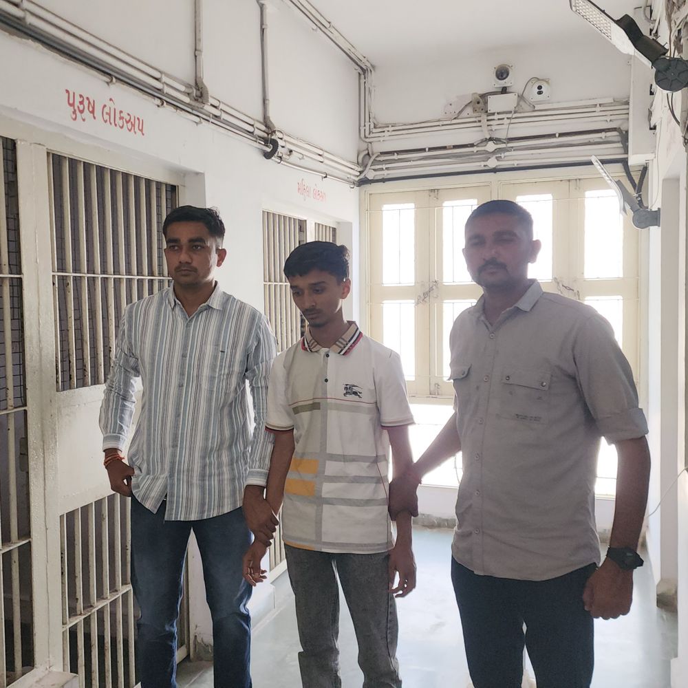 સગીરા પર દુષ્કર્મ, ઇન્સ્ટાગ્રામની મિત્રતા ભારે પડી:મહેંદી શીખવા જતી ત્યારે પ્રેમજાળમાં ફસાવી એકલતાનો લાભ ઉઠાવ્યો; આરોપી સીરાજ ગણતરીની કલાકોમાં જ જેલહવાલે