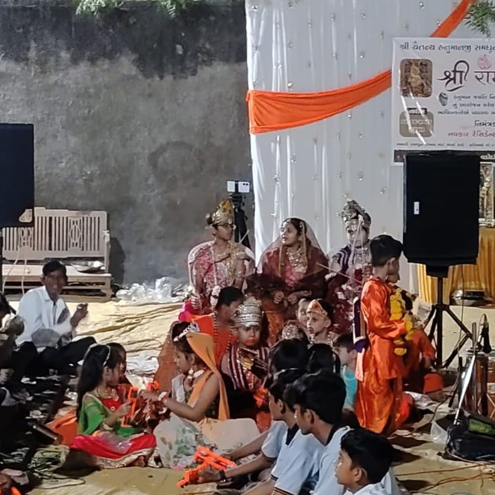 બોટાદમાં નવકાર રેસિડેન્સી દ્વારા હનુમાન જયંતિ ઉજવાઈ:રામધૂનનું આયોજન, બાળકો હનુમાન વેશભૂષામાં આકર્ષણનું કેન્દ્ર બન્યા