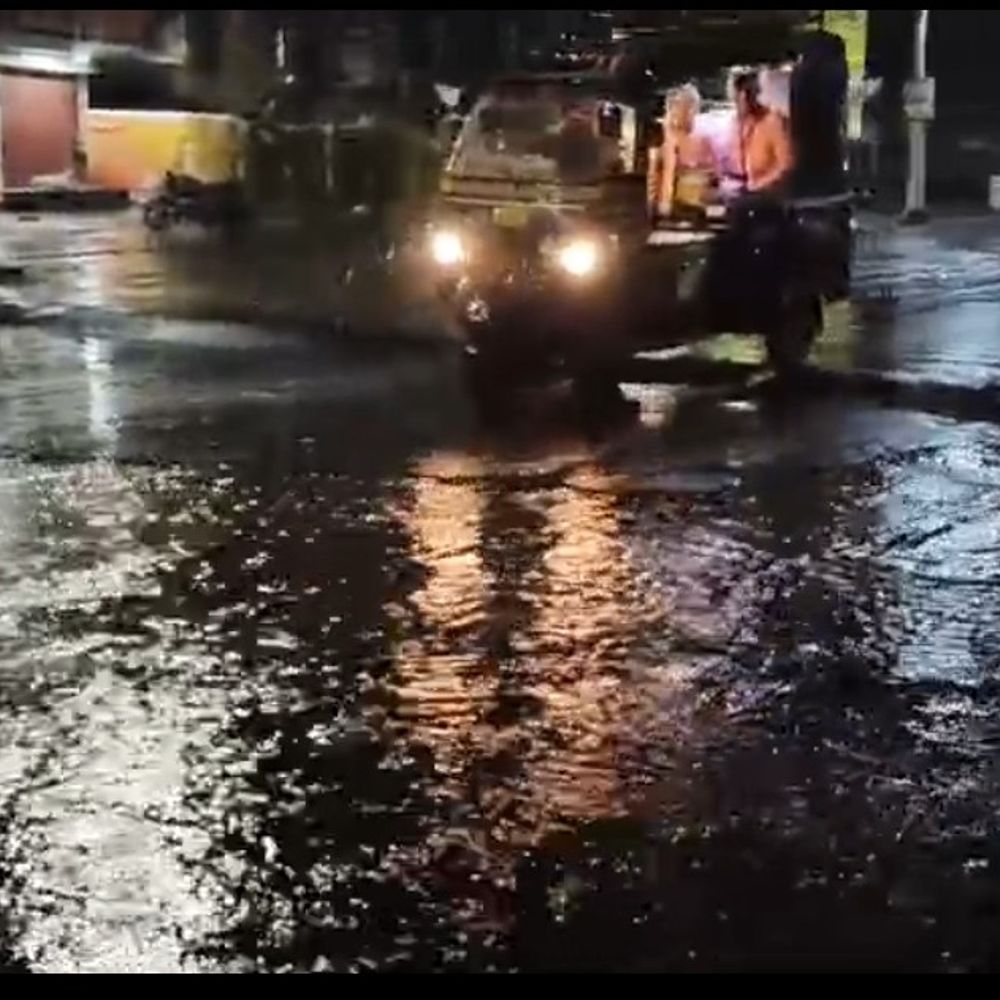 ગીર સોમનાથમાં કમોસમી વરસાદ:વેરાવળ સહિતના વિસ્તારોમાં વીજળીના કડાકા સાથે રસ્તાઓ પર પાણી