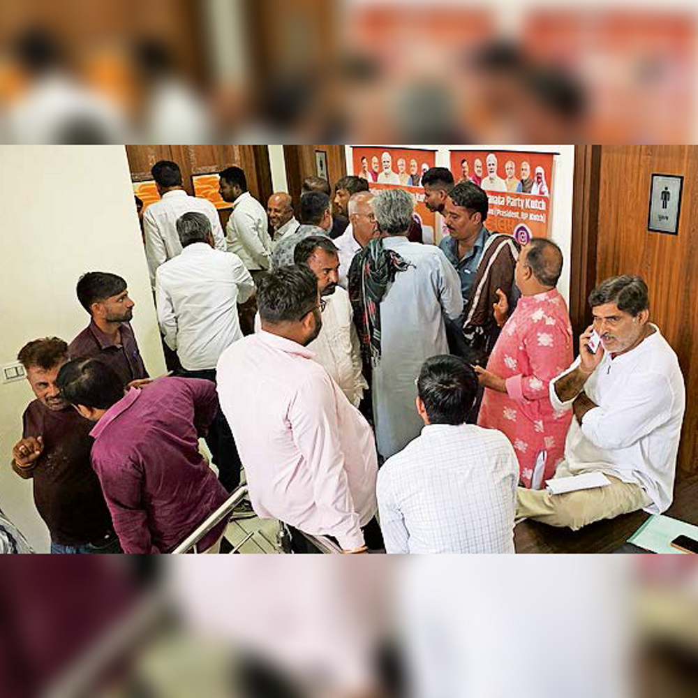 ભુજ પાલિકાની 44 બેઠક માટે 225થી વધુ ફોર્મ ભરાયા, રાજકીય ગરમાવો વધ્યો!.