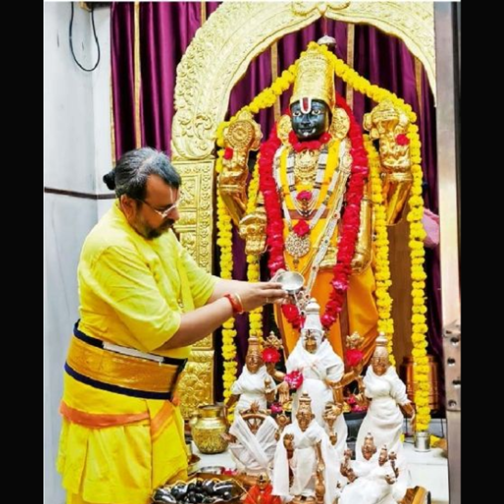 વડોદરા વેંકટેશ બાલાજી મંદિરમાં ભક્તિમય માહોલ: અભિષેક અને સુંદરકાંડના પાઠનું આયોજન.