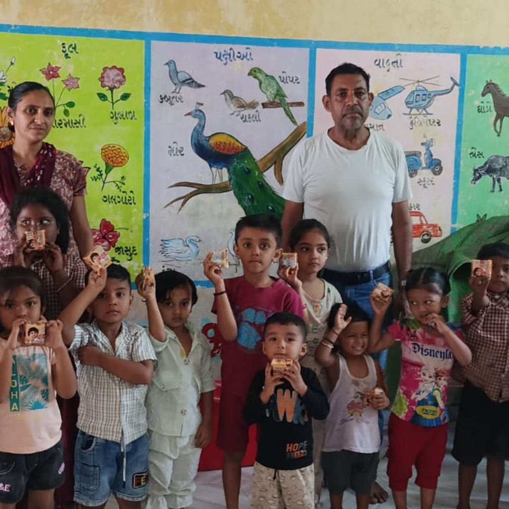 પારનેરાના અધ્યાપકે આંગણવાડીના બાળકોને Biscuit નું વિતરણ કર્યું.