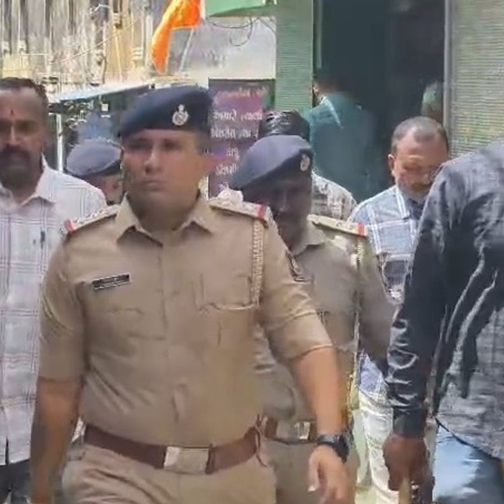 ટ્રાફિકની સમસ્યા નિવારવા જૂનાગઢ પોલીસ મેદાને:મુખ્ય બજારોમાં PIએ કાફલા સાથે પગપાળા પેટ્રોલિંગ કરી આડેધડ પાર્કિંગ કરનારાઓને ખખડાવ્યા