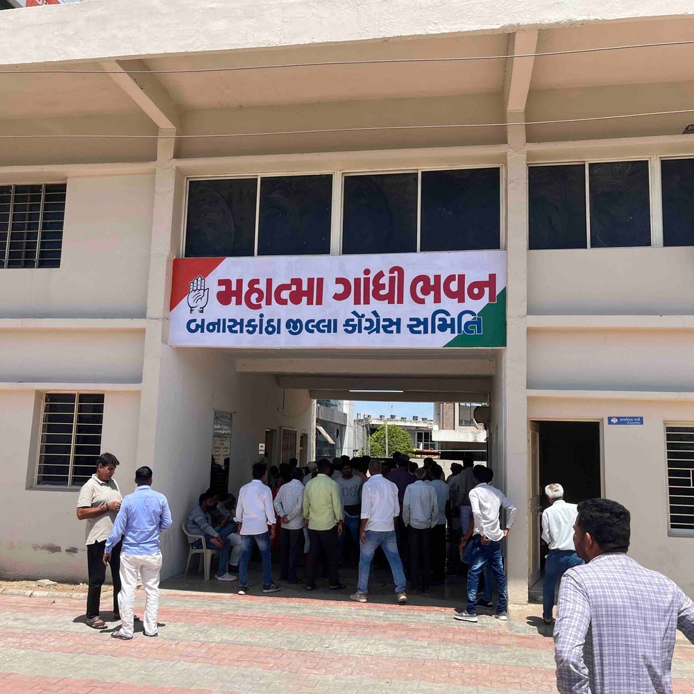 કોંગ્રેસે પક્ષપલટો રોકવા સંભવિત ઉમેદવારો પાસે 'બાંહેધરી પત્રક' ભરાવ્યા:પાલનપુર કોંગ્રેસ કાર્યાલય ખાતે સેન્સ પ્રક્રિયાનો પ્રારંભ, નિરીક્ષકોએ દાવેદારોને સાંભળ્યાં