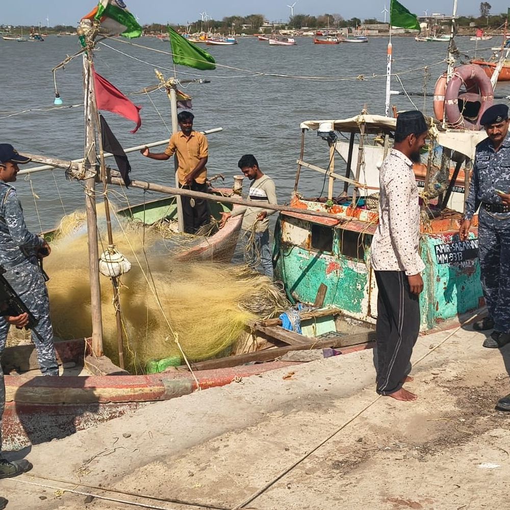 જામનગરમાં દરિયાઈ પટ્ટી પર મરીન ટાસ્ક ફોર્સનું સઘન પેટ્રોલિંગ:પશ્ચિમ એશિયાના તણાવ વચ્ચે સુરક્ષા કવચ મજબૂત કરાયું, શંકાસ્પદ ગતિવિધિઓ પર કડક નજર