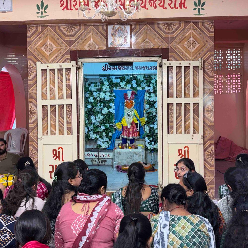 દ્વારકામાં રઘુવંશી મહિલા ગ્રુપે સુંદરકાંડ પાઠનું આયોજન કર્યું:સૂર્યમુખી હનુમાન મંદિરે ભક્તિમય માહોલ સર્જાયો, લોહાણા સમાજની બહેનો ઉત્સાહભેર ભાગ લીધો