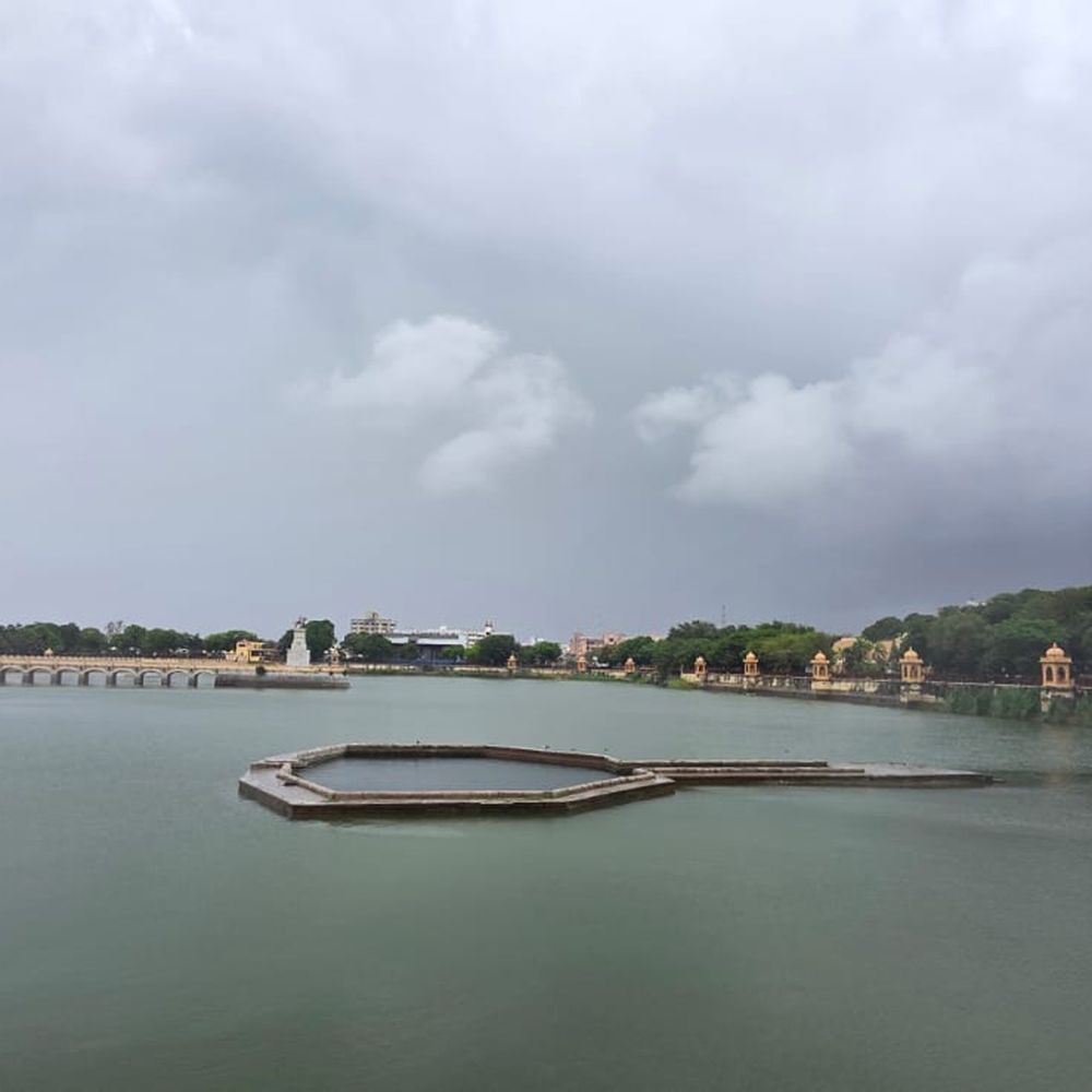 જામનગરમાં 30 ડિગ્રી તાપમાન સાથે મેઘાવી માહોલ છવાયો.