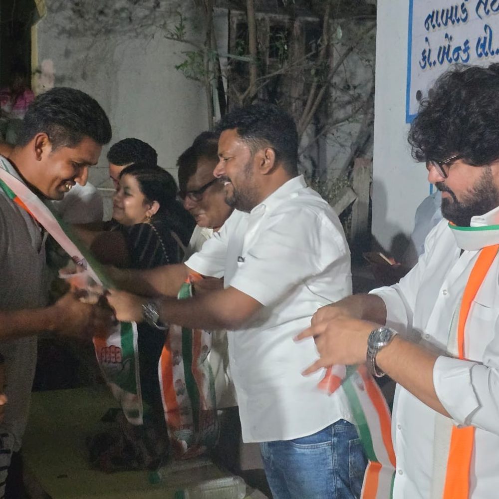 ચીખલીમાં ભાજપને મોટો ઝટકો:સ્થાનિક સ્વરાજની ચૂંટણી વચ્ચે હરણગામના ડે.સરપંચ 100 સમર્થકો સાથે કોંગ્રેસમાં જોડાયા, પત્ની રાનકુવા બેઠક પરથી લડશે ચૂંટણી