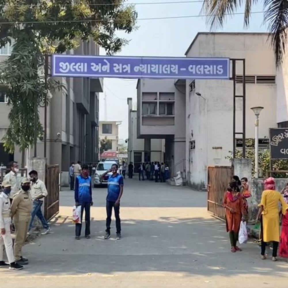 વલસાડમાં ચેક બાઉન્સ કેસમાં આરોપીને સજા, ₹13.50 લાખના કેસમાં 9 માસની કેદ અને વળતર ચૂકવવા આદેશ.