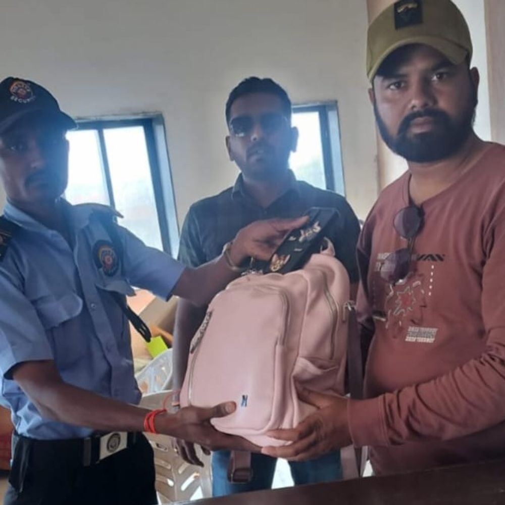 સોમનાથ પાર્કિંગમાં મળ્યું બેગ, ₹23,000 અને મોબાઈલ:ટ્રસ્ટના સ્ટાફે ઈમાનદારીથી અમદાવાદના યાત્રિકને પરત કર્યું