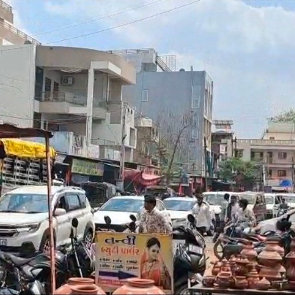 લીમખેડામાં ટ્રાફિકજામની સમસ્યાથી નગરજનો પરેશાન:રોડ પર આડેધડ પાર્કિંગ અને લારીઓના દબાણથી વાહનચાલકોને હાલાકી, સત્વરે નિરાકરણ લાવવાની માંગ