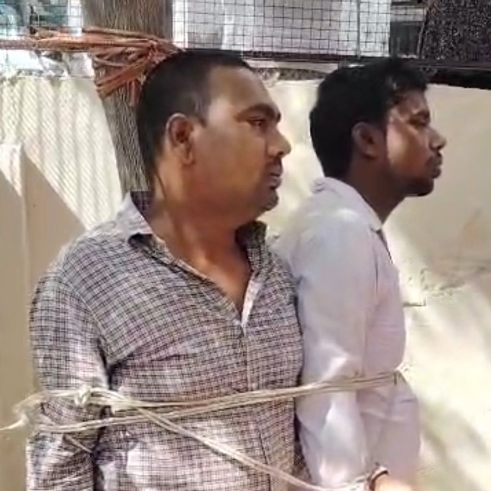 ચમકાવી દેવાના નામે દાગીના સાફ કરનાર 2 શખસને ઝાડે બાંધ્યા:સ્થાનિકોએ રંગેહાથ બંનેને ઝડપી મેથીપાક ચખાડ્યો, વાયુવેગે વાત પ્રસરતા લોકોના ટોળેટોળા ઉમટ્યા