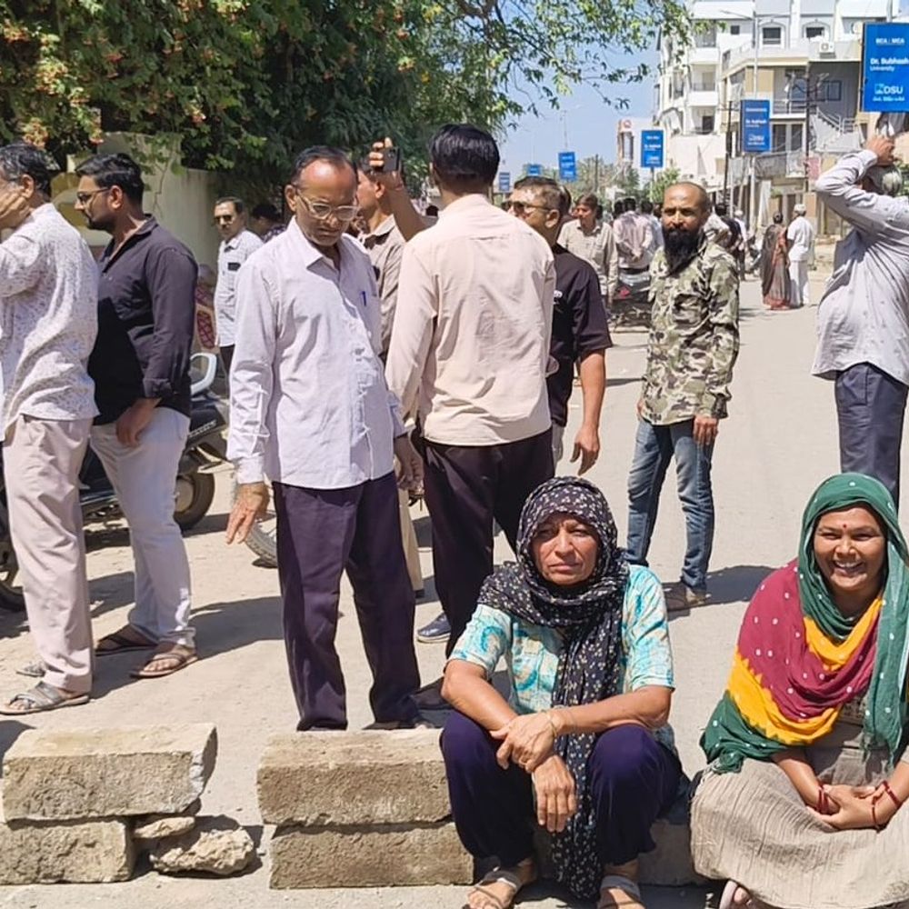 શાંતેશ્વર રોડના સ્થાનિકોએ મારે રોષ સાથે રસ્તો બંધ કર્યો:જૂનાગઢમાં ત્રણ મહિનાથી ખોદાયેલા શાંતેશ્વર રોડ મામલે જનતાનો ભારે રોષ: વિપક્ષના નેતા અને કોર્પોરેટર આમને-સામને, લોકોએ રસ્તો બંધ કરી નોંધાવ્યો વિરોધ.