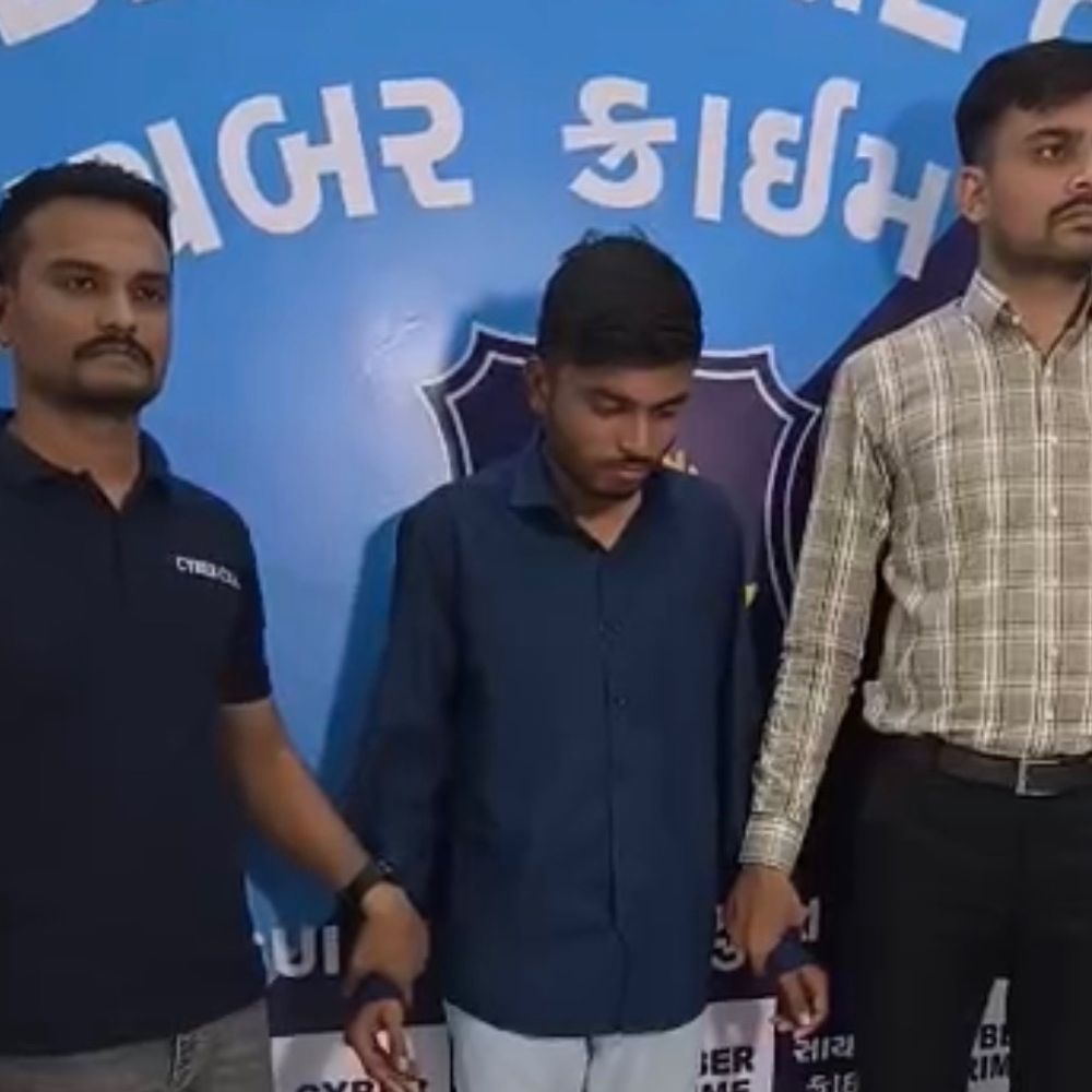 47.74 કરોડનું આંતરરાષ્ટ્રીય ફ્રોડ નેટવર્ક ઝડપાયું:B.Sc. પાસ 22 વર્ષીય યુવાન સાયબર ઠગ ગેંગનો 'કેશ કલેક્ટર' નીકળ્યો, કાઉન્ટિંગ મશીન, 40 સીમકાર્ડ, 18.50 લાખની રોકડ જપ્ત
