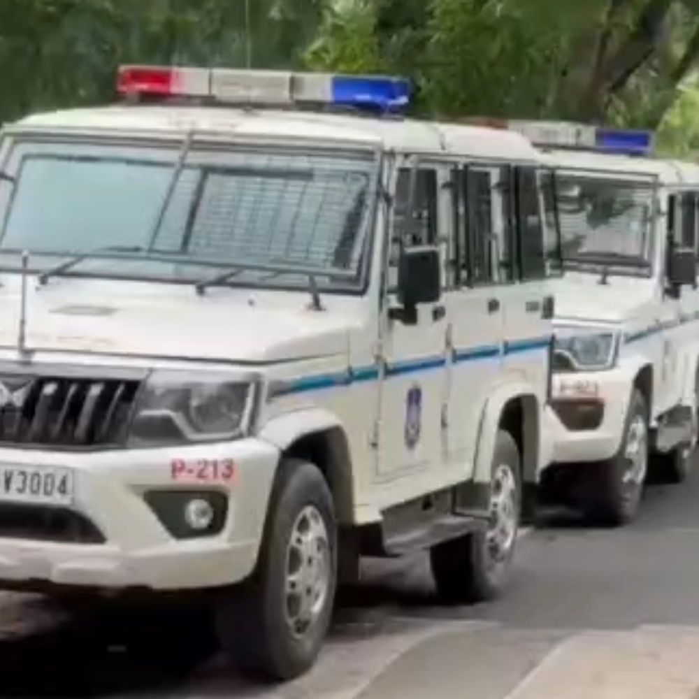 અમરોલીમાં ટ્યુશનથી ઘરે જતી ધો.8ની વિદ્યાર્થિનીની છેડતી:માસૂમ દીકરીનો પીછો કરી અજાણ્યા શખસે કહ્યું- 'ચાલ મારી ગાડીમાં બેસી જા', પરિવારે પોલીસ ફરિયાદ નોંધાવી