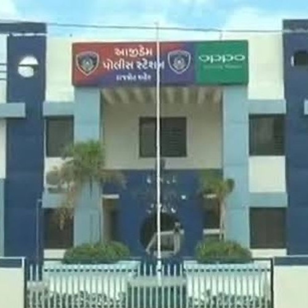 રાજકોટમાં 13 વર્ષની સગીરાએ રૂ.10.80 લાખના દાગીનાની ચોરી કરી:પતિ ધંધાના કામે બહાર ગયા પત્ની ઘર ખુલ્લું મૂકી પાડોશમાં બેસવા જતા બે કલાકમાં લાખોની મતા ચોરાઈ