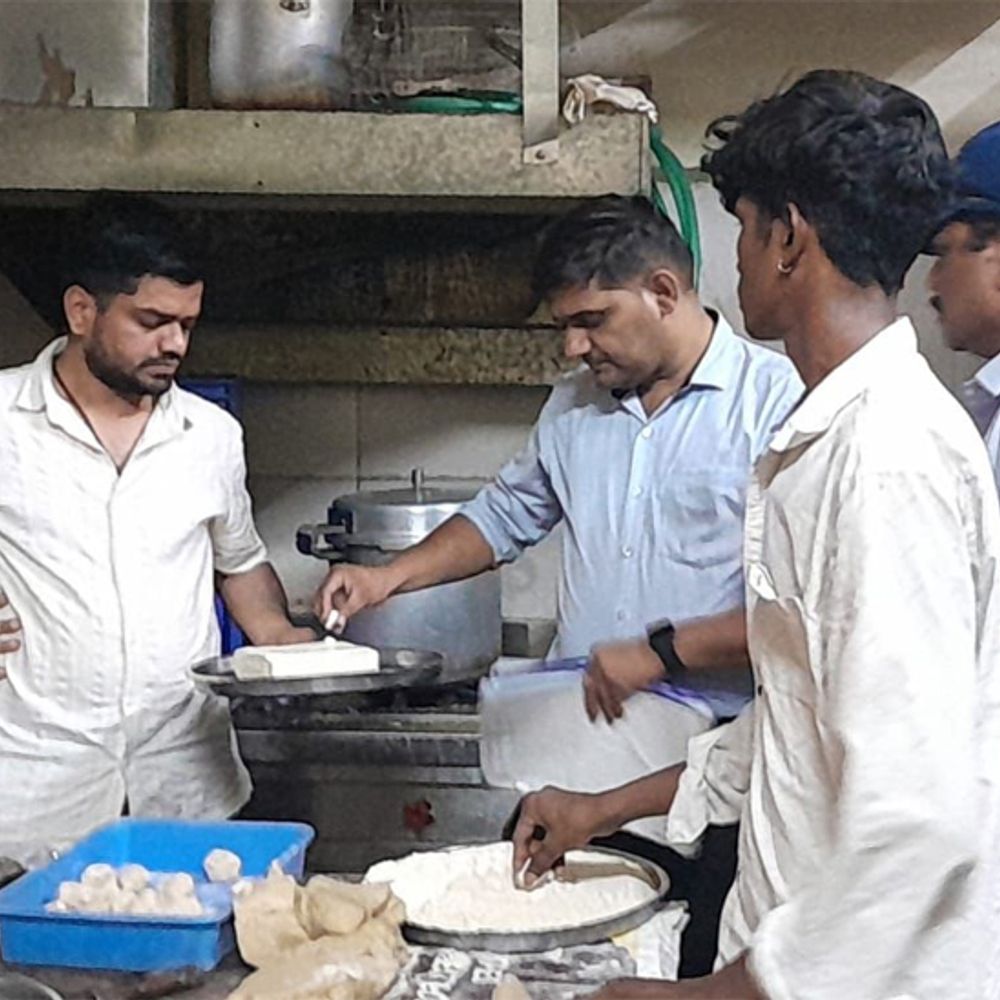 સુરત મનપાની ટીમનો રેસ્ટોરન્ટ અને લારીઓ પર સપાટો:ફૂડ વિભાગ દ્વારા 138 સ્થળોએ સઘન ચેકિંગ, 75 એકમોને નોટિસ અને સ્થળ પર જ 52 હજારનો દંડ