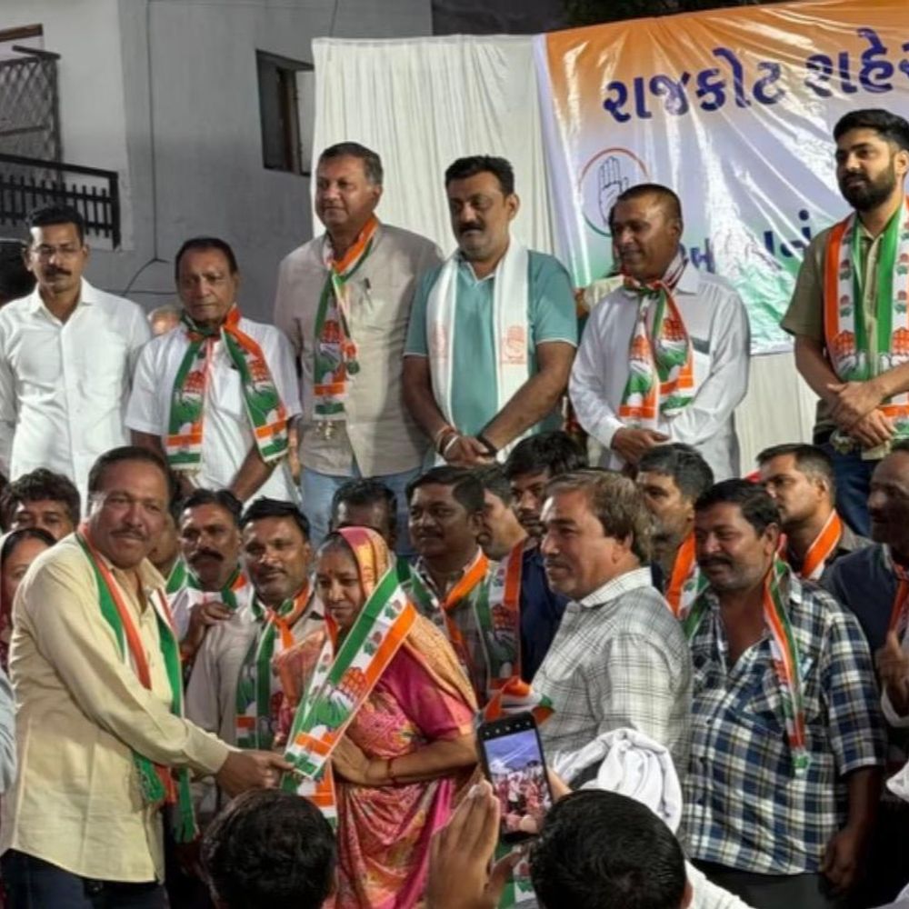 ભાજપે જેને સસ્પેન્ડ કર્યા તેને કોંગ્રેસે ખેસ પહેરાવ્યો:આવાસ કૌભાંડમાં પતિનું નામ ઉછળ્યા બાદ ચર્ચામાં આવેલા દેવુબેન જાદવે કાર્યકરો સાથે પક્ષપલટો કર્યો