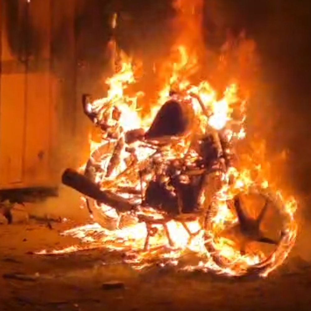 આખું બાઈક સળગી ઊઠ્યું:જુહાપુરા ચાર રસ્તા પાસે BRTS બસ કેબિન પાસે બાઈકમાં આગ લાગી, બોપલમાં ગેસ લિકેજની ઘટનાની દોડધામ