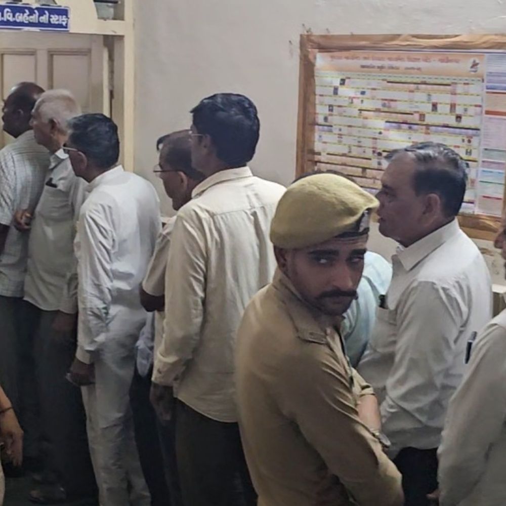 વરાછા બેંક ઇલેક્શન, 31 વર્ષનો સમરસનો સિલસિલો તૂટ્યો:53 હજાર સભાસદો નક્કી કરશે 6000 હજાર કરોડના વહીવટી સત્તાનું ભવિષ્ય, ઉદ્યોગપતિઓ મતદાન કરવા પહોંચ્યા