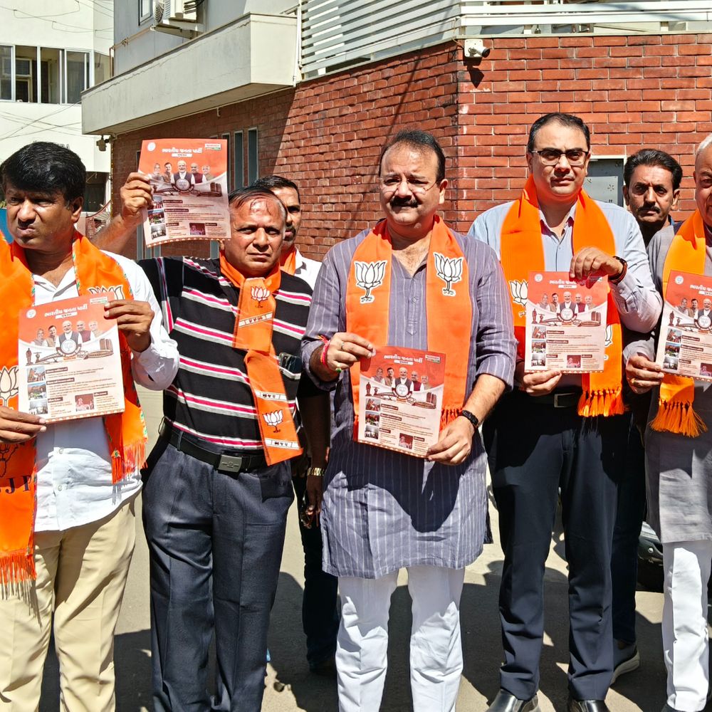 ભાજપના પૂર્વ કોર્પોરેટરની જીભ લપસી!:મનીષ રાડિયા 26ને બદલે 25 એપ્રિલે કમળને મતદાનની અપીલ કરી બેઠા, વિકાસકામોની પત્રિકાનું રાજકોટમાં ઘરે ઘરે વિતરણ કરી