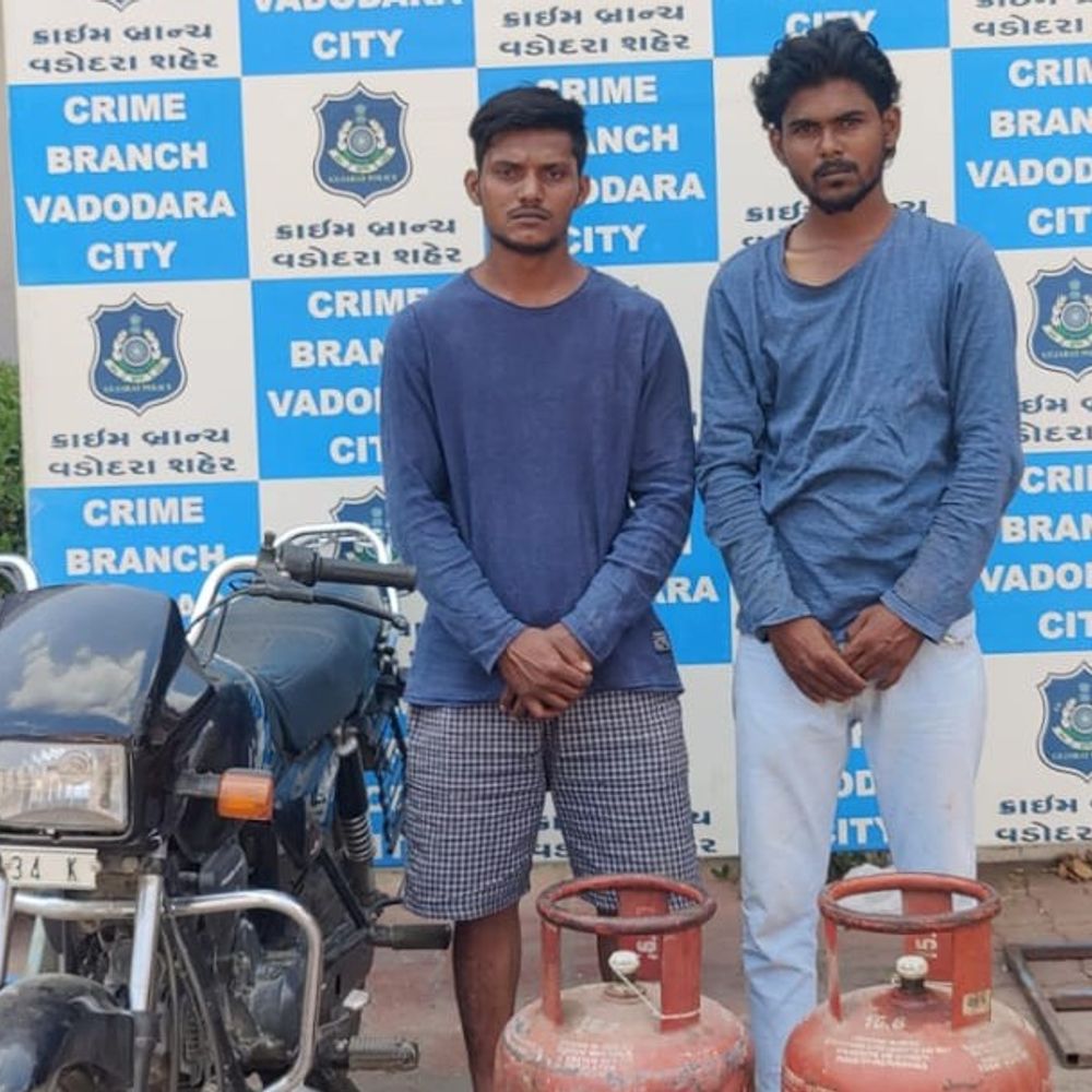 વડોદરામાં ગેસ સિલિન્ડર ચોરીનો પર્દાફાશ:નિલાંબર સર્કલ પાસેની નાસ્તાની દુકાનમાંથી ઇન્ડેનના 2 સિલિન્ડર ચોરી કર્યા બાદ બાઈક પર લઈ ફરતા બે આરોપીને ક્રાઇમ બ્રાન્ચે ઝડપી પાડ્યા