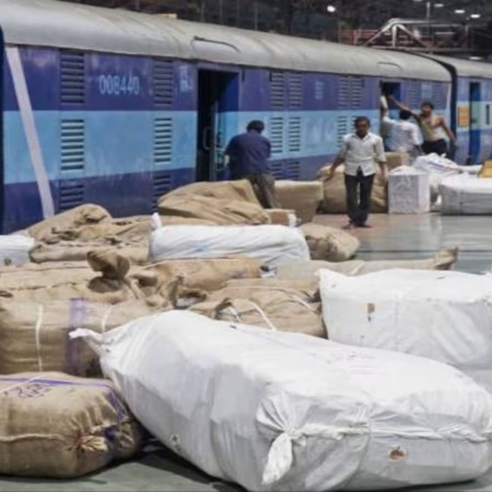 પાર્સલ આવકમાં રાજકોટ રેલવે ડિવિઝને ઈતિહાસ રચ્યો:સૌપ્રથમ વખત રૂ.15 કરોડનો આંકડો પાર કર્યો,ગતવર્ષની તુલનાએ આવકમાં 43.10 ટકાનો તોતિંગ વધારો