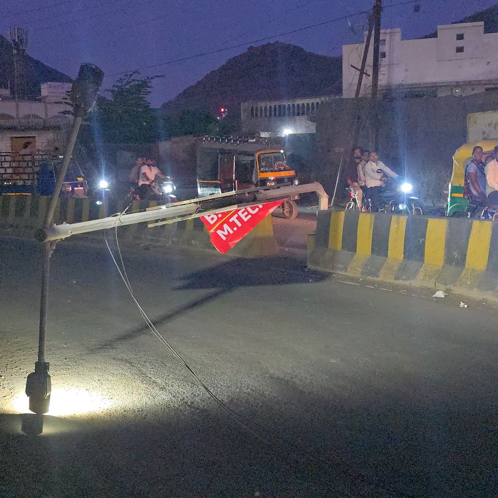 ગિરનાર દરવાજા પાસે પોલ ધરાશાયી:ભવનાથ તરફ જતા રસ્તા પર અજાણ્યા વાહનની ટક્કરે વીજ પોલ તૂટ્યો,વીજ કરંટના જોખમે લોકો રોડ પરથી થયા, ઇજનેરે કહ્યું કામગીરી શરૂ કરાય છે.