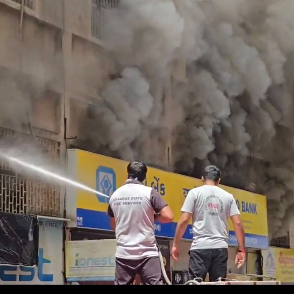 ભરૂચના શાલીમાર કોમ્પ્લેક્સમાં યુકો બેંકમાં આગ:રજાના દિવસે ઘટના, ફાયર બ્રિગેડે કાબૂ મેળવવા પ્રયાસ કર્યા